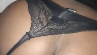 黑人美女美丽的屁股在行动中