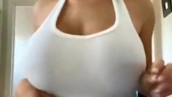 享受大自然胸部的女人...