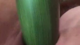 成熟的女同性恋妈妈和...