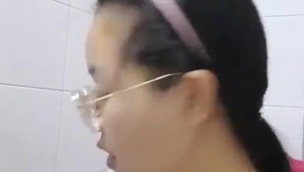 小胸部亚洲女孩在业余...
