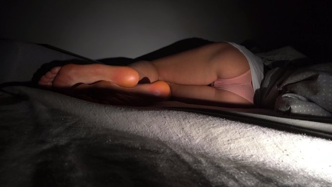 已婚夫妇在沙发上沉迷于秘密事件,而丈夫不在