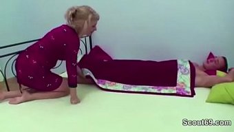 熟女金发女郎在肛交前...