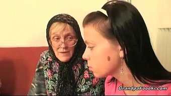 诱人的女人帮助老年女性口交