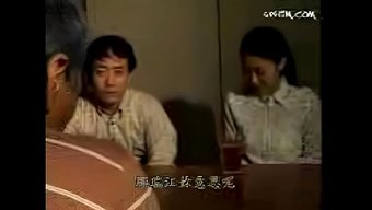 嫉妒挂在房间里,因为妻子悄悄地屈服了
