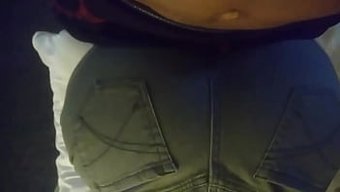 用干涩的哼声探索我前...