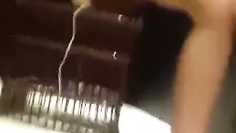 18岁的中国女孩在独...