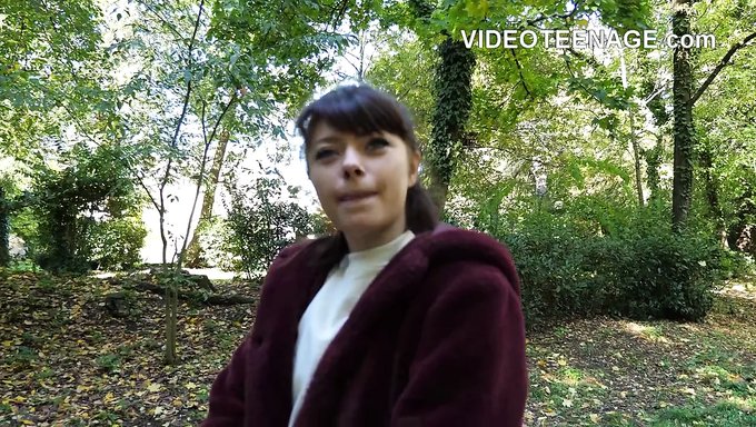 年轻女孩的第一次色情试镜,公共裸体和裙底拍摄