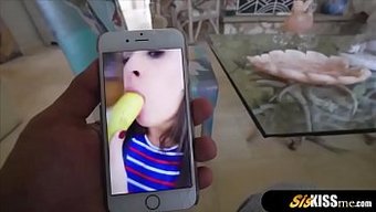 看这个娇小的少女荡妇...
