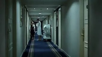 妻子屈服于从后面与女...