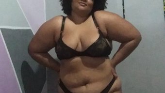 穿着内衣的大天然乳房...