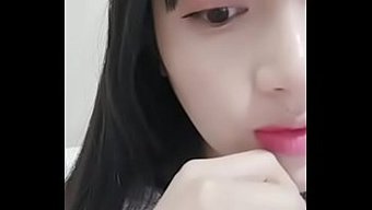 美丽的亚洲少女被手淫和舔阴
