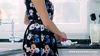 金发炸弹britta...