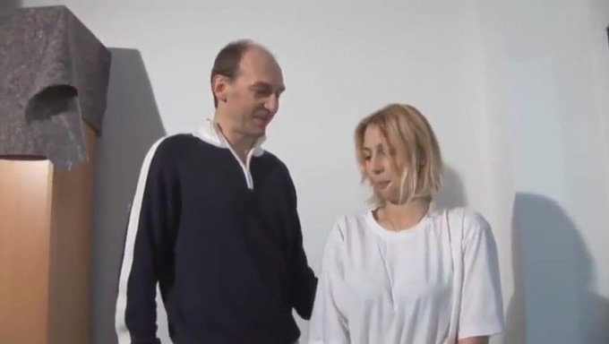 女儿从装饰中休息一下,禁忌的阴部体验