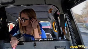 厚眼镜的捷克少女在铁...