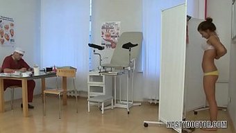 天真的少女被年长的医...