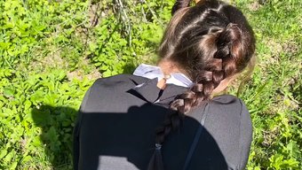 户外与老师和校女在公...