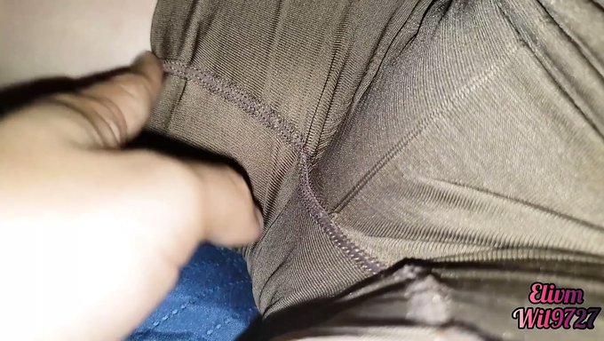 印度妻子和侄女沉迷于女同性恋亲吻和阴道游戏