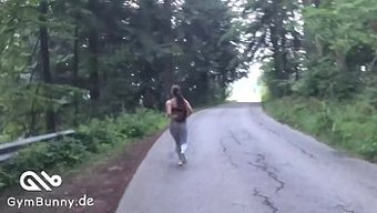 棕色少女在户外被操并射精