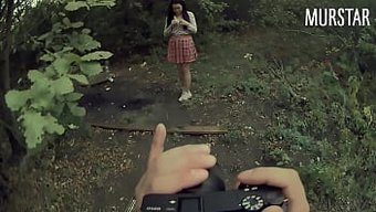 棕发学生被前夫在树林...
