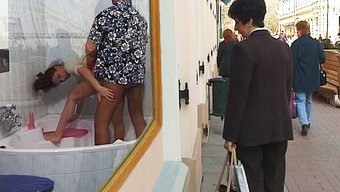 业余情侣在公共场合狂...