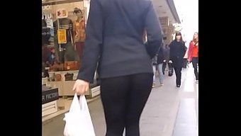 一个性感的金发女郎在...
