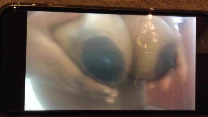 大胸部被黑了:一个性感的业余妻子被操