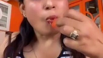 与成熟的印度妻子一起吃早饭