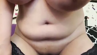 成熟的美女展示她的大...