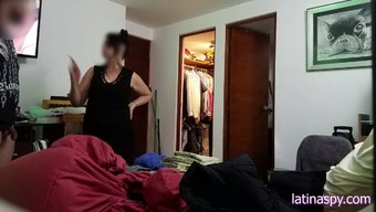 成熟的拉丁女佣抓住美...