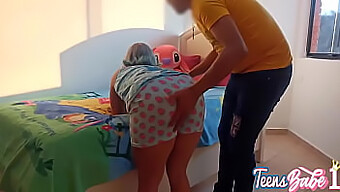 淘气的继父抓住机会在...