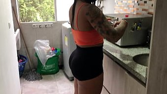 在紧身短裤中窥视继妹...