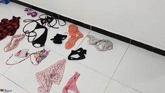 一个兴奋的青少年用西...