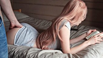 业余情侣从后面享受姿势