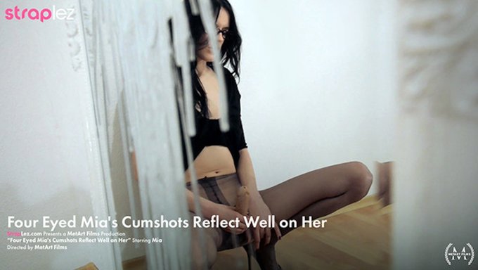 看看这个变态美女如何穿着高跟鞋,用她的无带鸡巴取悦自己。
