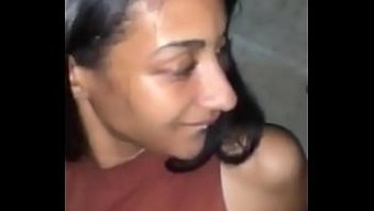一个穿着内衣的漂亮女...