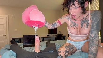 继兄窥视着少女,将肉...