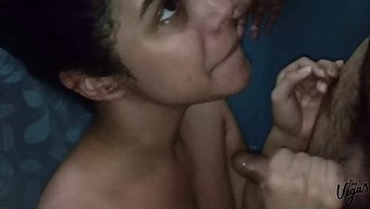 一对热辣夫妇在浴室里...