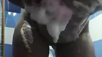 独自的女孩在淋浴间里...