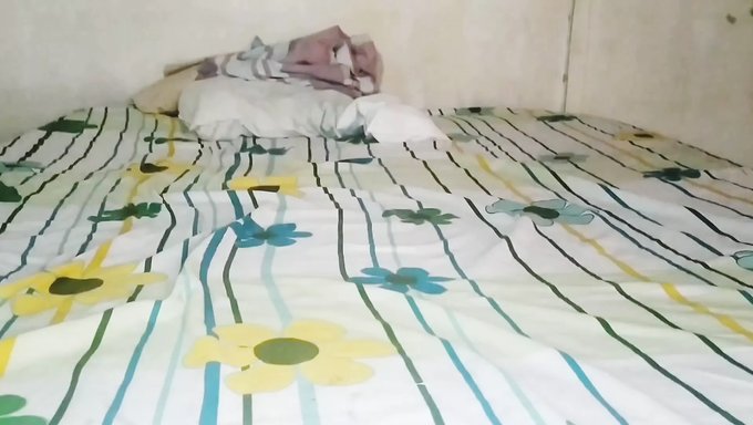 突尼斯少女在pov中自慰并尖叫