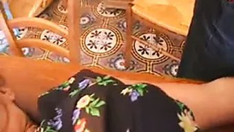 成熟的妻子在狂野的三...