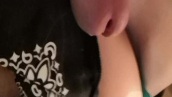 欧洲女孩戴着眼罩为大...