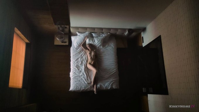 小巧玲珑的少女在隐藏的摄像机视频中自慰