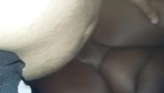 成熟的黑人女人被一个...