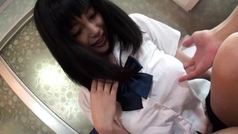 日本大学生在宿舍房间...