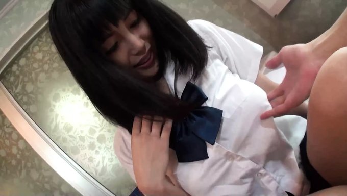日本大学生在宿舍房间里口交和手交