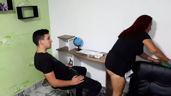 少女(18+)从继父那里得到了她的第一次口交