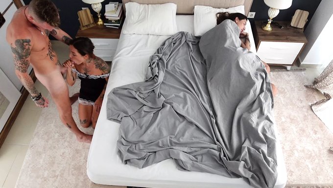 出轨的妻子在4k视频中与女佣疯狂做爱