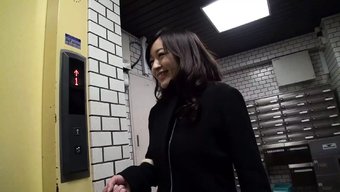 亚洲美女从后面和陌生...