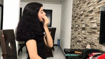 哥伦比亚美女给继兄口...