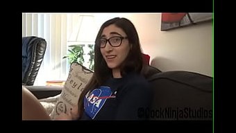 年轻而书呆子的继妹被...